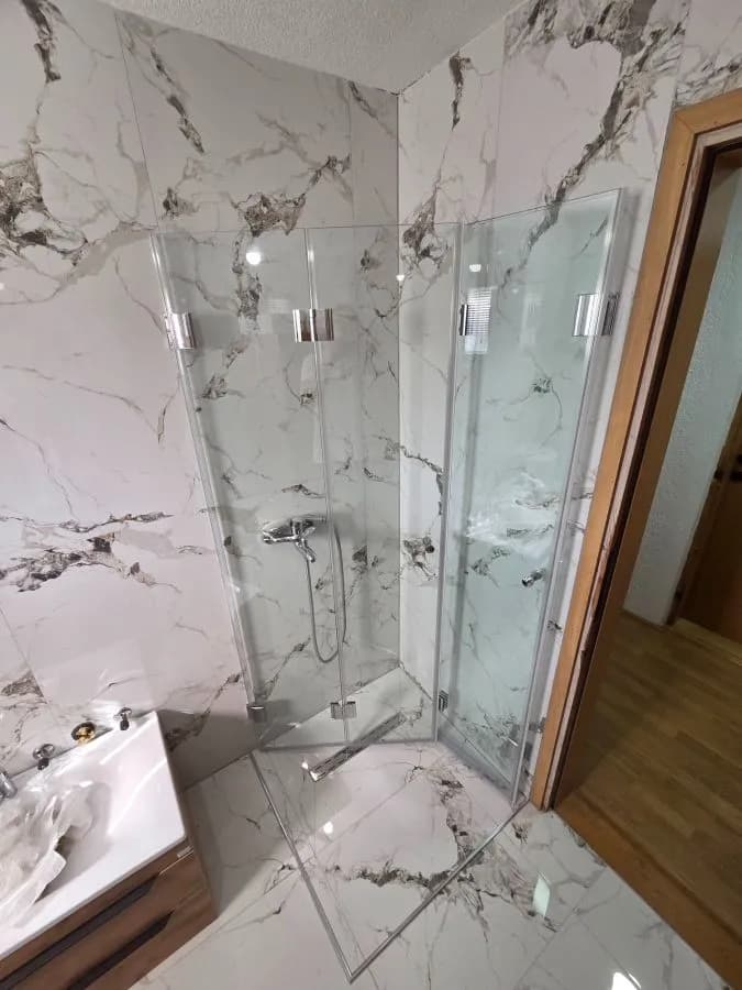 Preklopna tuš kabina sa obje strane, prozirno kaljeno staklo 8 mm i okov visoki sjaj