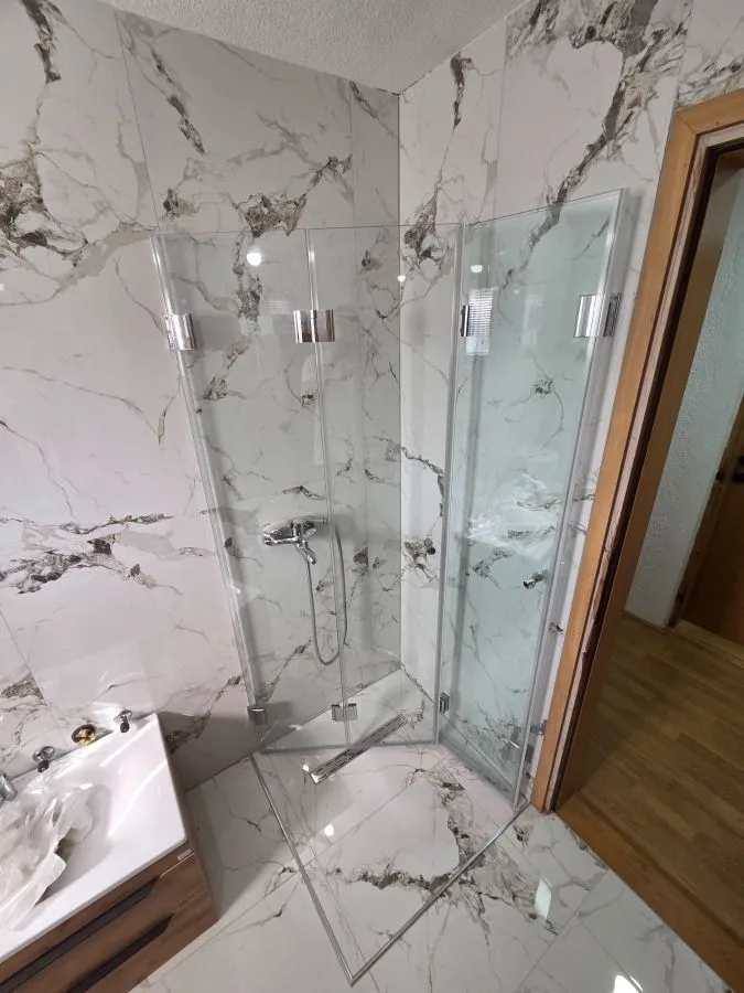 Preklopna tuš kabina sa obje strane, prozirno kaljeno staklo 8 mm i okov visoki sjaj